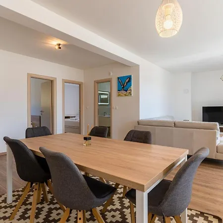 Sea View Luxury Apartment *